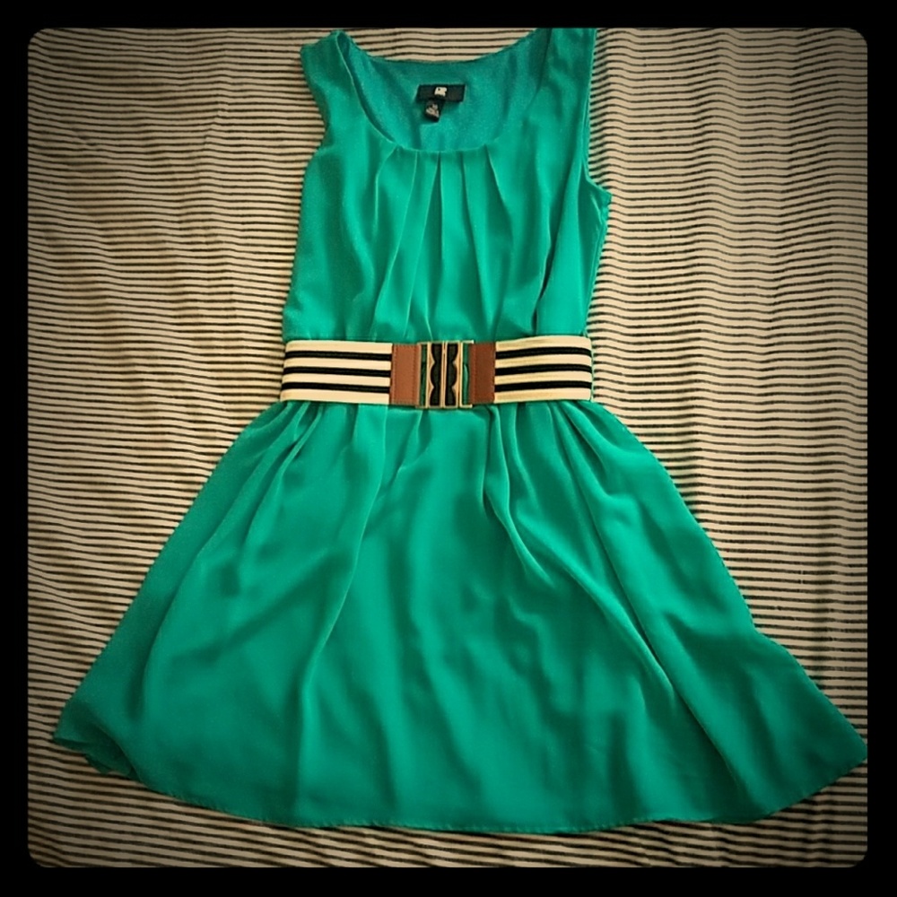 Sleeveless green dress with belt